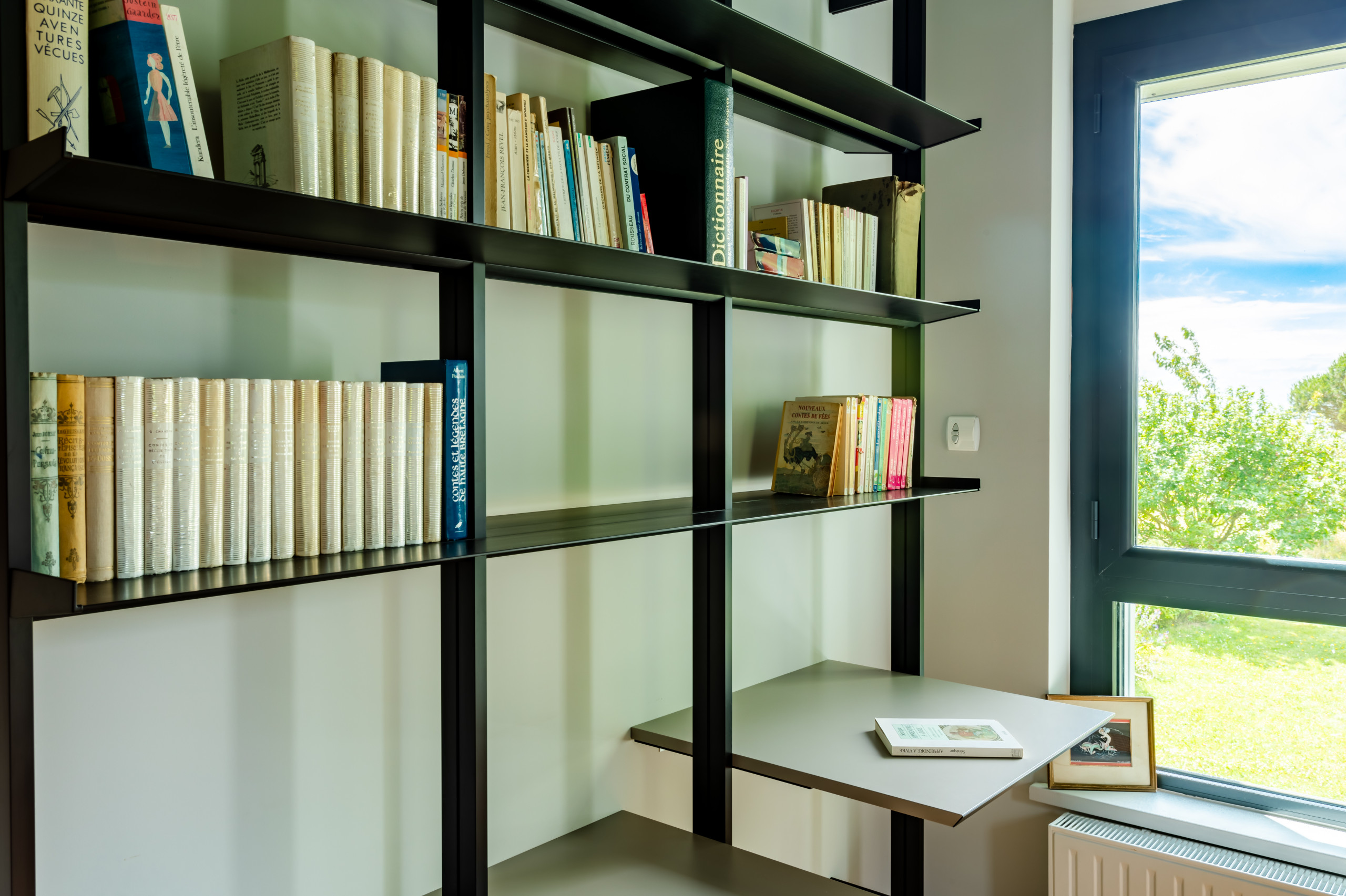 Rénovation d'une cuisine ouverte et chambre multifonction avec bureau intégré