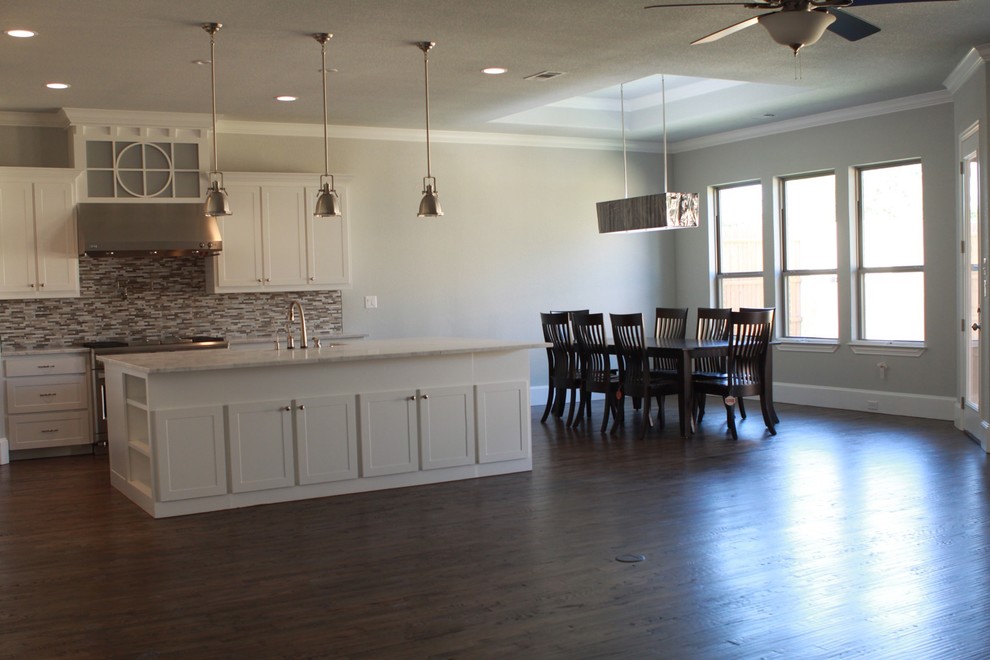 Transitional home design photo in Dallas