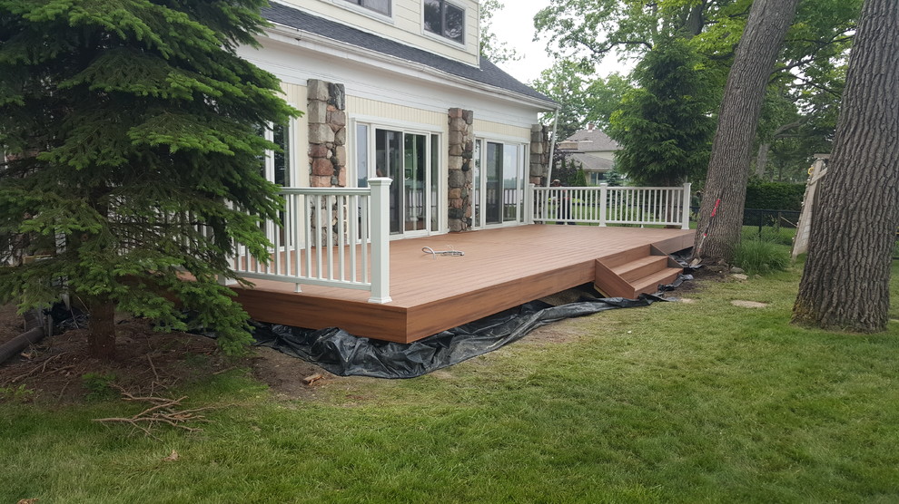 This is an example of a contemporary deck in Detroit.