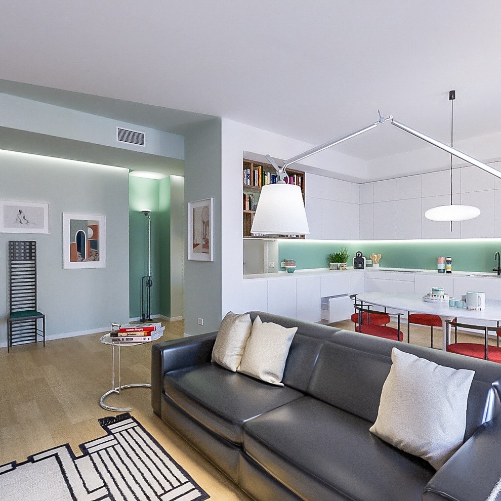 Idee per un soggiorno minimal di medie dimensioni e aperto con pareti bianche, parquet chiaro e TV a parete