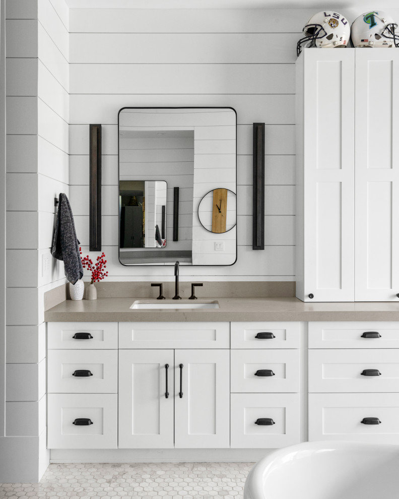 Example of a transitional home design design in Phoenix