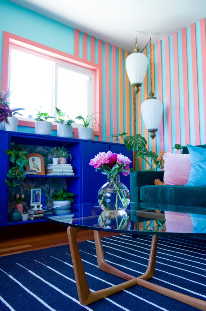 Идея дизайна: изолированная гостиная комната среднего размера в морском стиле с синими стенами, паркетным полом среднего тона, телевизором на стене, панелями на части стены и красным полом