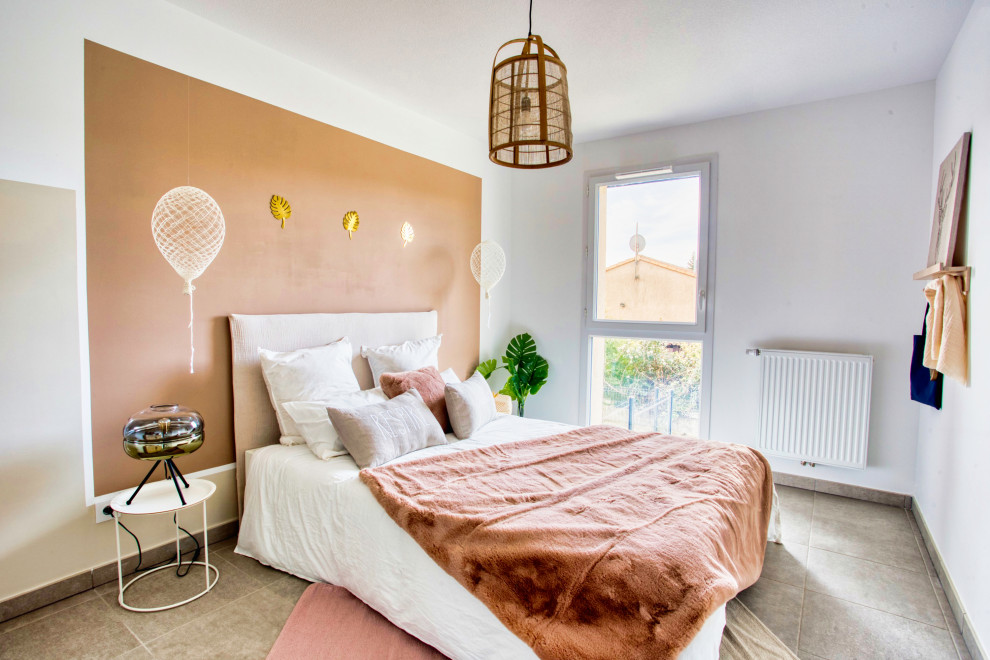 Imagen de dormitorio minimalista con suelo de baldosas de cerámica, suelo gris y paredes marrones