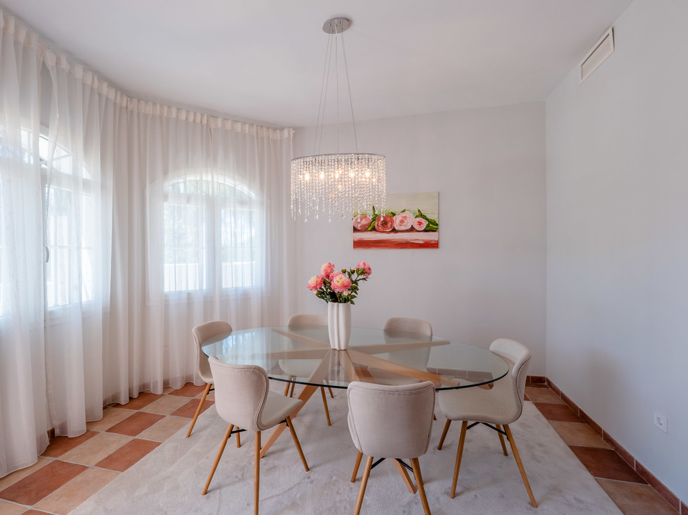 Diseño de comedor de cocina clásico renovado de tamaño medio con paredes grises
