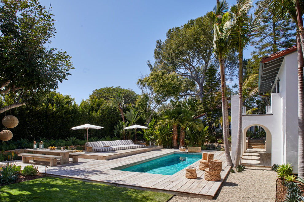 Großer Mediterraner Pool neben dem Haus in rechteckiger Form mit Dielen in Los Angeles
