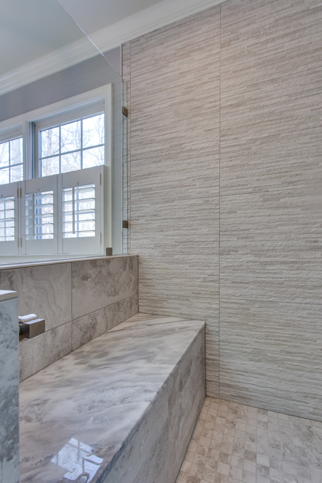 Modelo de cuarto de baño principal clásico renovado grande con armarios con paneles empotrados, puertas de armario blancas, bañera exenta, ducha esquinera, lavabo bajoencimera y encimera de granito