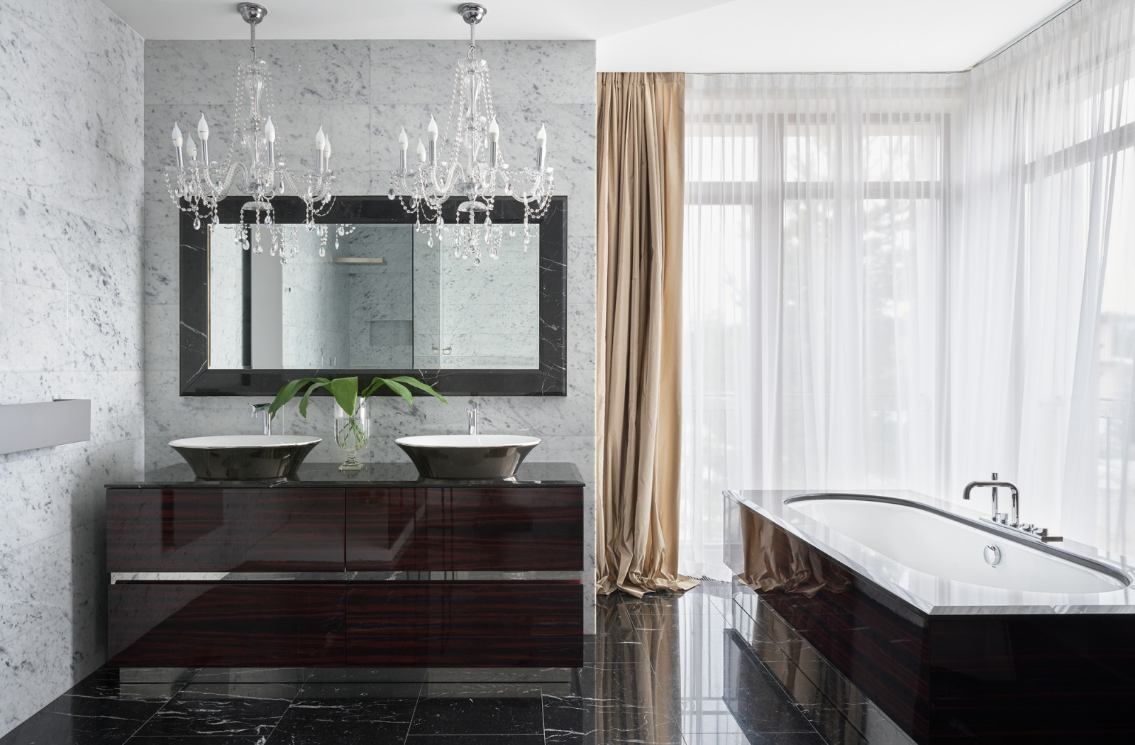 Большой загородный дом