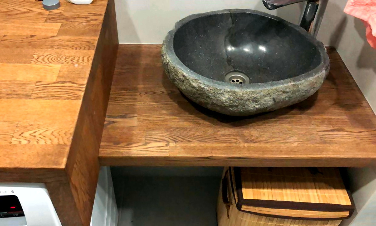 Столешница из массива сращенного дуба.