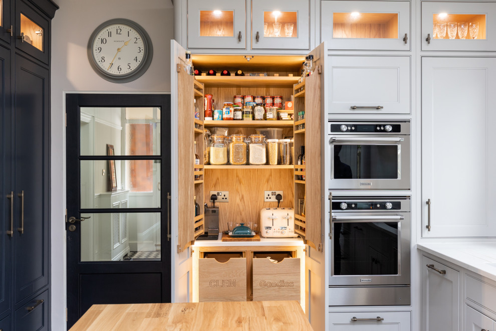 ダブリンにあるトラディショナルスタイルのおしゃれなパントリー (インセット扉のキャビネット、グレーのキャビネット、シルバーの調理設備、白いキッチンカウンター) の写真