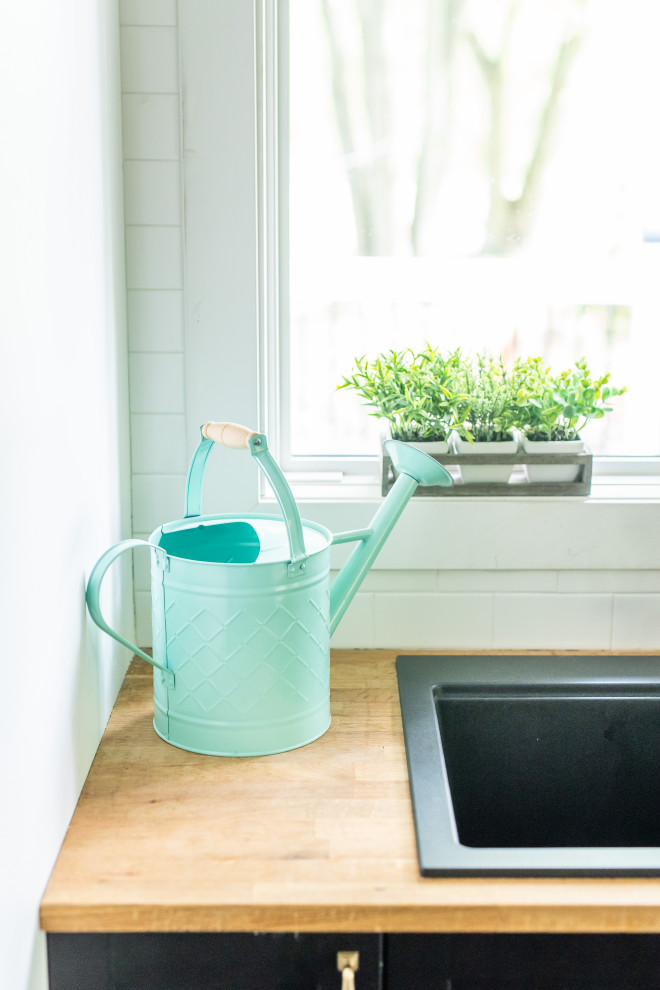 Inspiration for a transitional home design remodel in Toronto