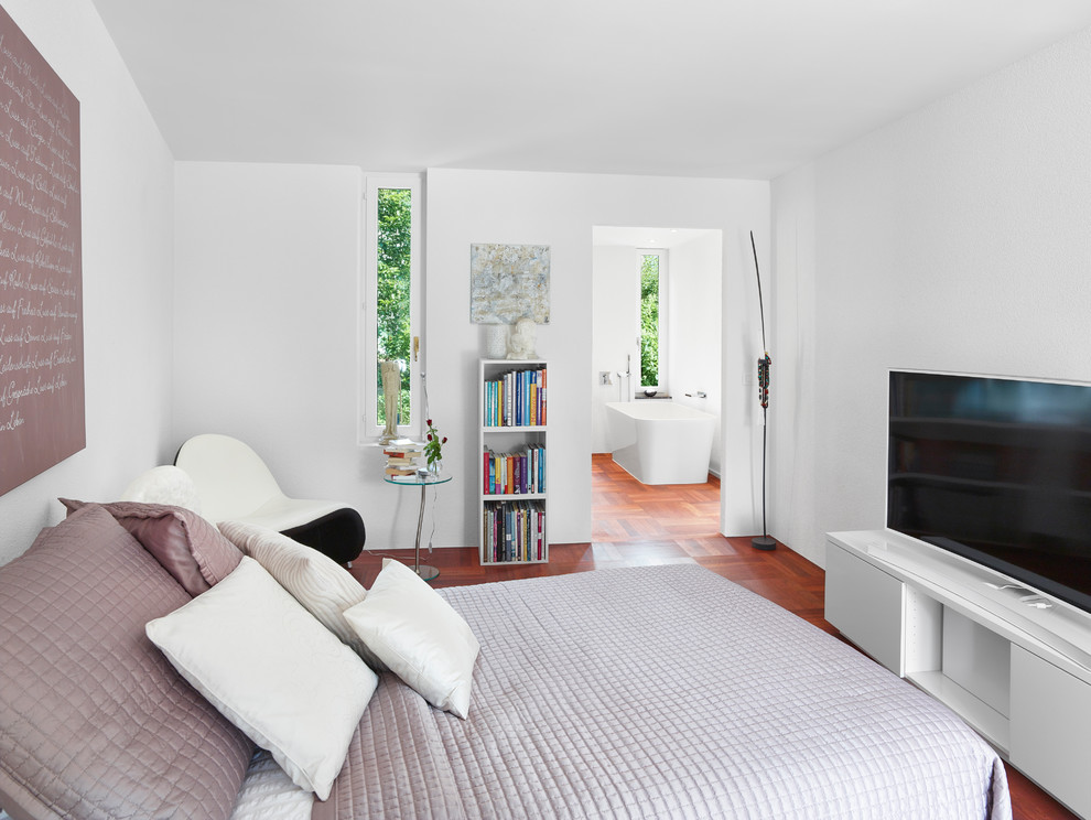 Mittelgroßes Modernes Hauptschlafzimmer mit weißer Wandfarbe, braunem Holzboden und braunem Boden in Sonstige