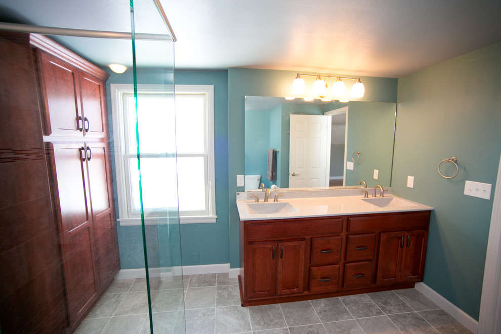 Example of a transitional bathroom design in Cedar Rapids
