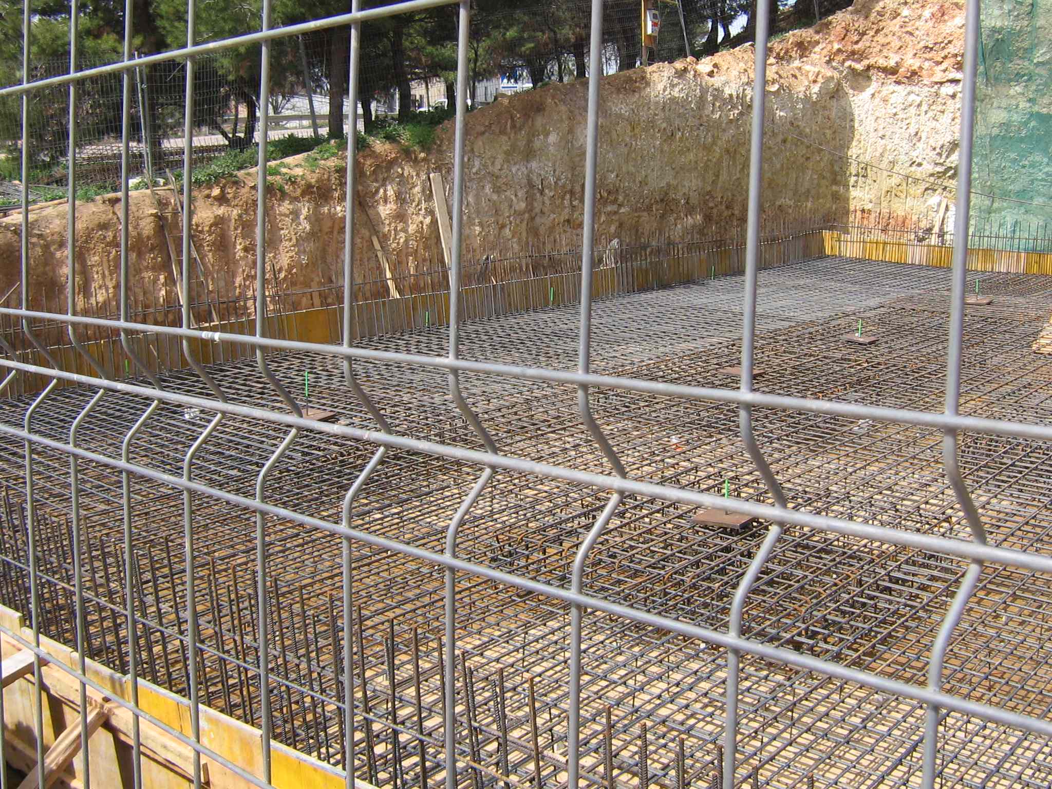 Edificio 19 viviendas, 4 locales comerciales y 15 plazas de garaje 2.208,26 m2.