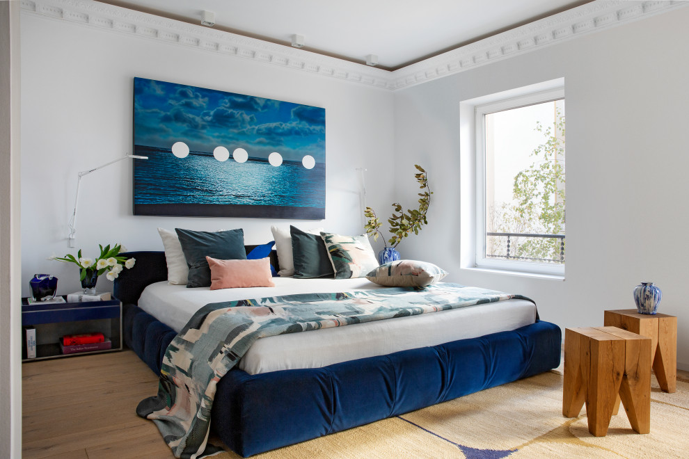 Ejemplo de dormitorio contemporáneo con paredes blancas, suelo de madera en tonos medios y suelo marrón