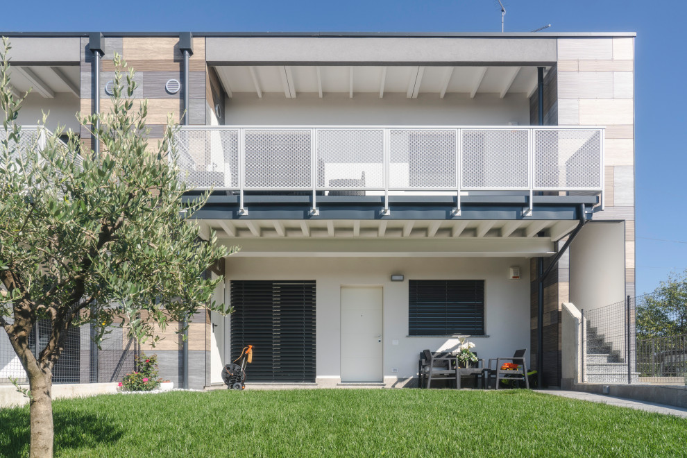Mittelgroßes, Zweistöckiges Nordisches Wohnung mit Mix-Fassade und Pultdach in Mailand