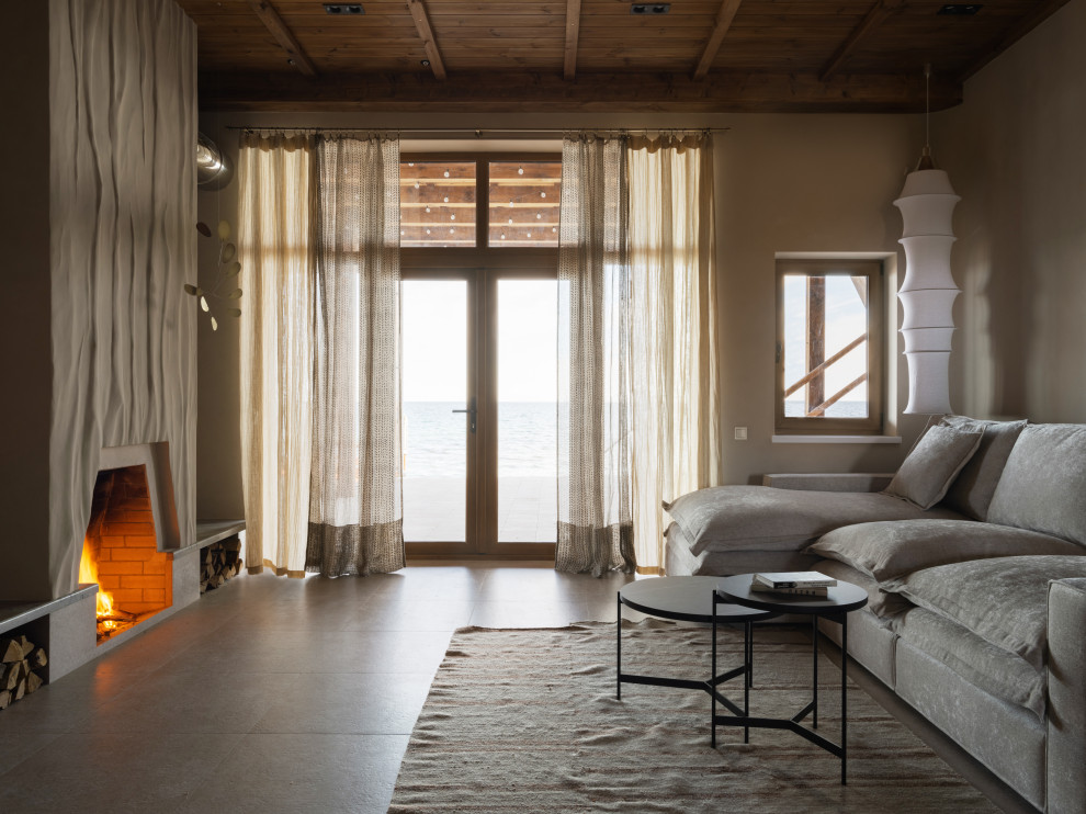 Свежая идея для дизайна: маленькая гостиная комната в средиземноморском стиле с тюлем на окнах для на участке и в саду - отличное фото интерьера