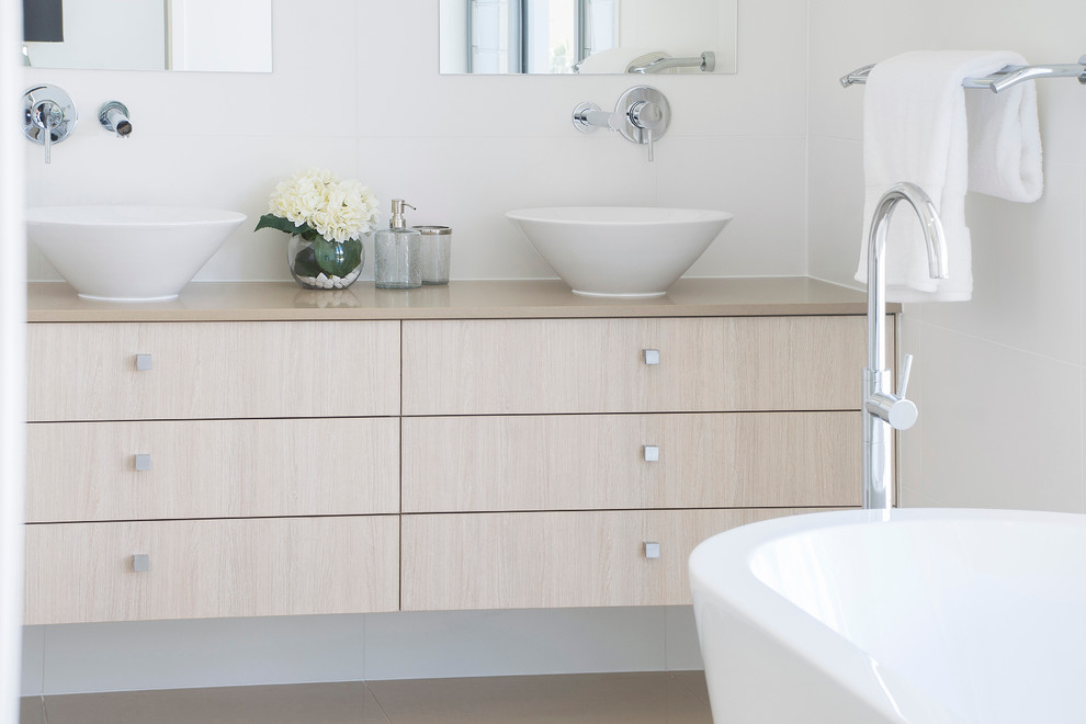 This is an example of a modern bathroom in Gold Coast - Tweed.