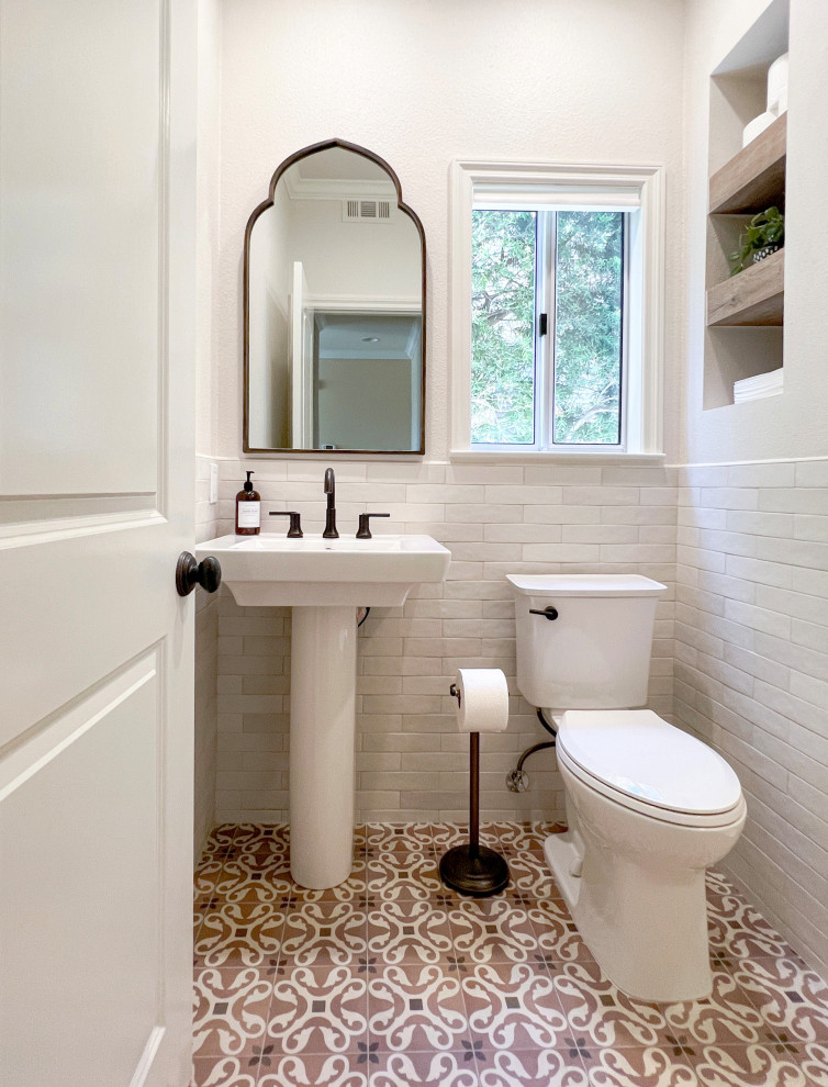 Imagen de cuarto de baño único clásico renovado pequeño con baldosas y/o azulejos beige, baldosas y/o azulejos de cerámica, suelo de baldosas de porcelana, aseo y ducha y suelo multicolor