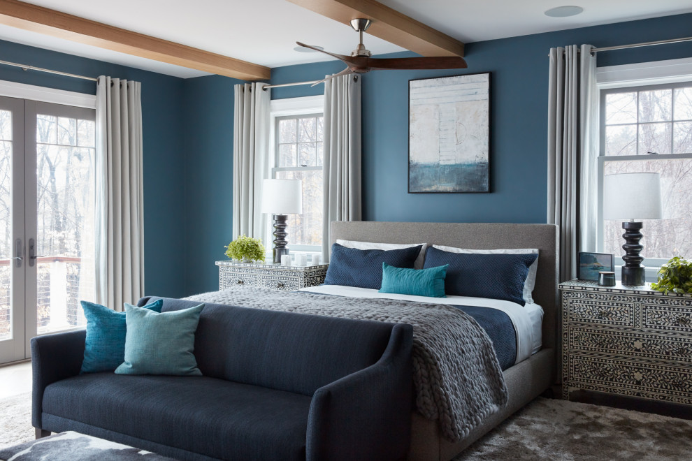 Источник вдохновения для домашнего уюта: хозяйская спальня среднего размера в стиле неоклассика (современная классика) с синими стенами, ковровым покрытием, разноцветным полом и балками на потолке