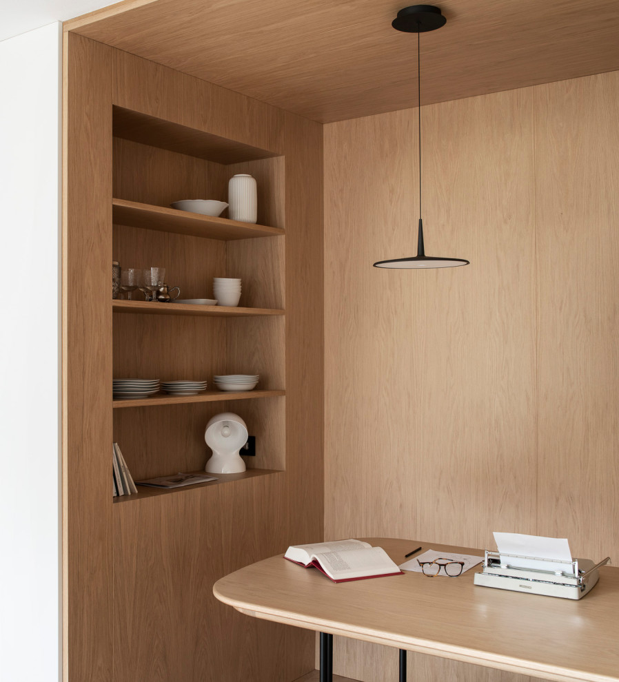 Modelo de despacho actual pequeño con suelo de madera clara, madera y madera