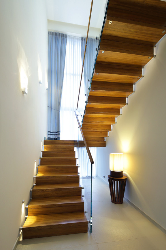 Коттедж "Яхта на причале". 1 этаж. Лестница на больцах