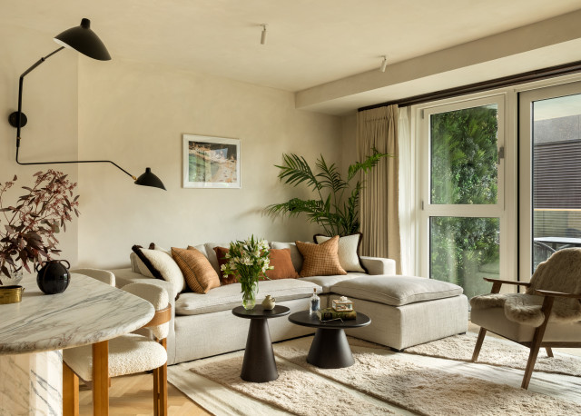Transitional Living Room nyklassisk-vardagsrum