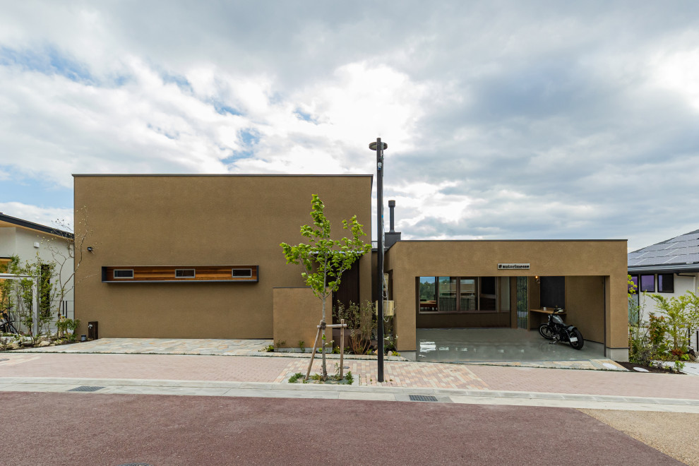 Réalisation d'une grande façade de maison marron minimaliste à deux étages et plus avec un toit en appentis, un toit en métal et un toit noir.