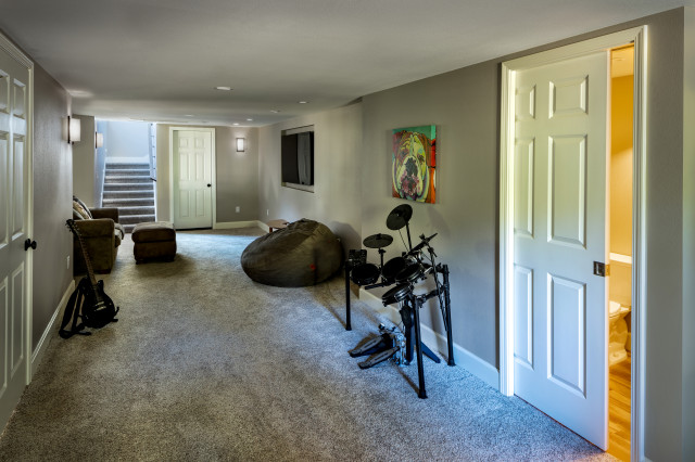 Added Space with Rustic Charm contemporaneo-sotano