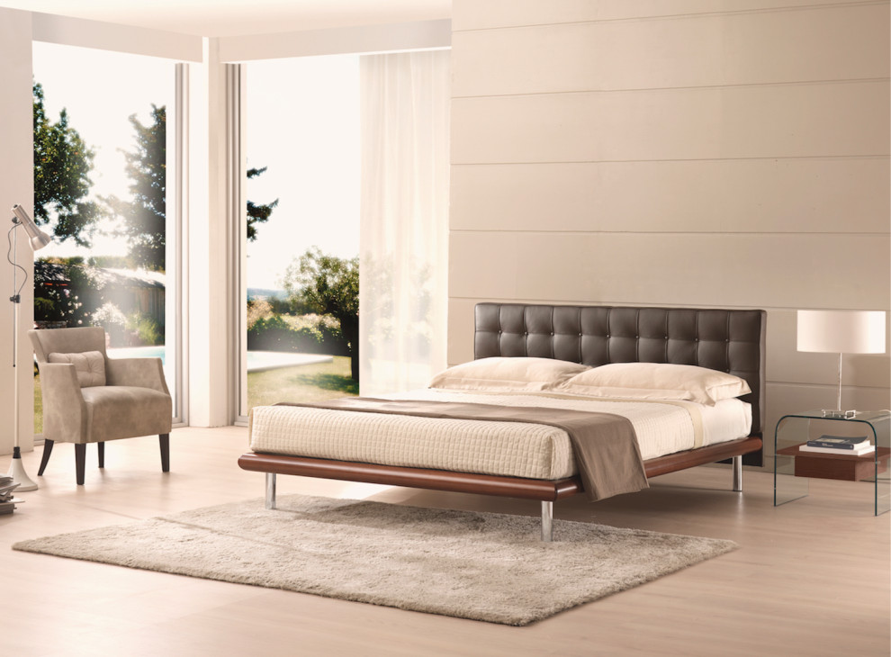 Modelo de dormitorio principal moderno de tamaño medio con paredes marrones, suelo de madera clara, suelo beige y madera