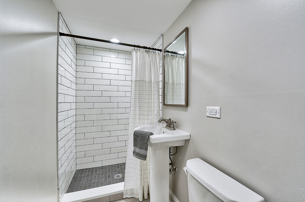 Example of a transitional home design design in Chicago