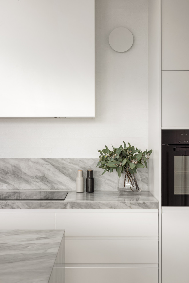 This is an example of a contemporary kitchen in Melbourne.