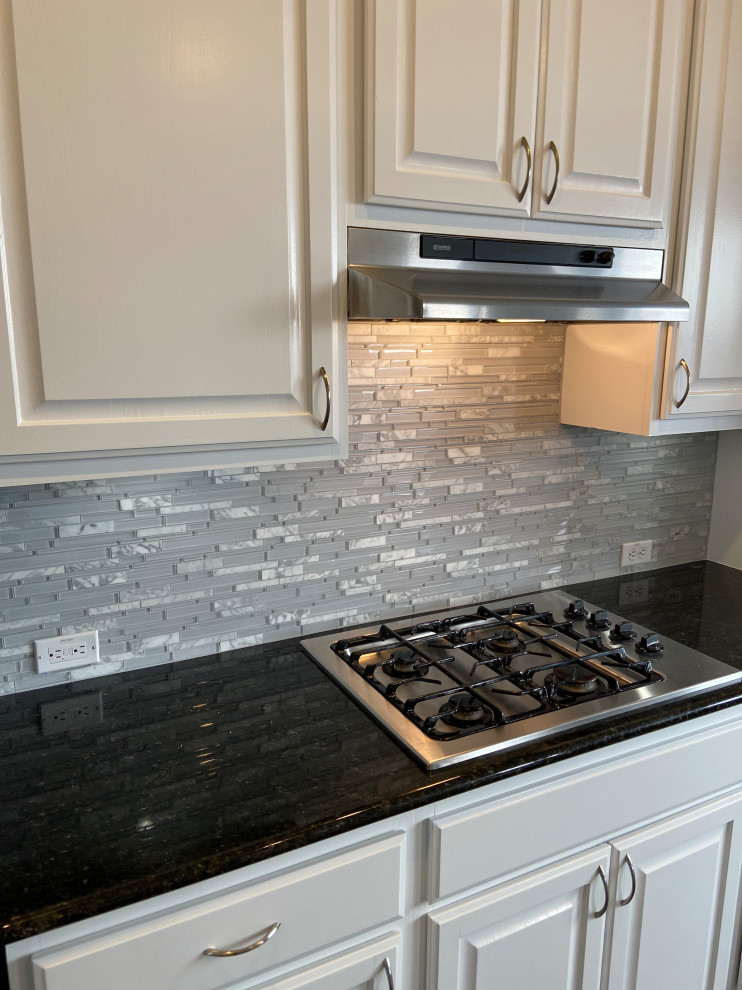 Transitional kitchen photo in Austin