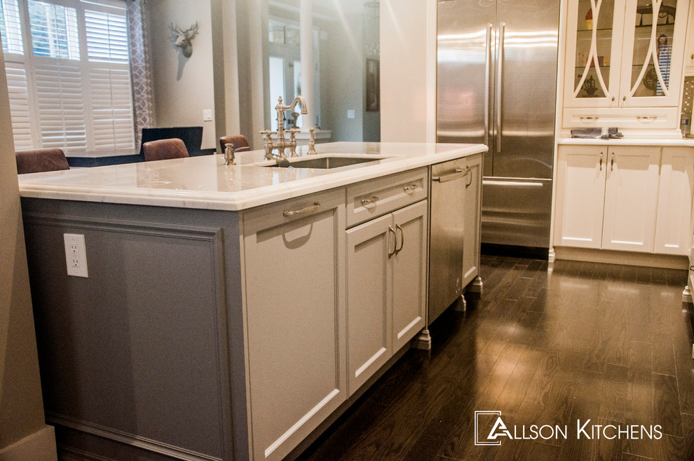 Example of a transitional kitchen design in Toronto
