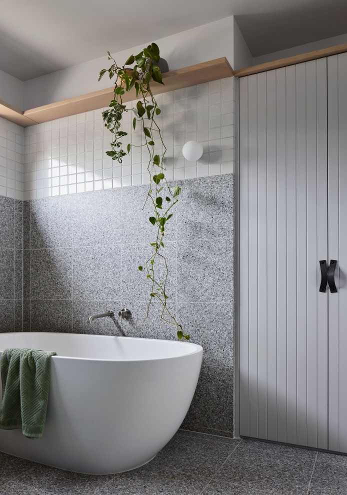 Idéer för mellanstora maritima grått badrum, med ett fristående badkar, en öppen dusch, grå kakel, porslinskakel, vita väggar, klinkergolv i porslin, bänkskiva i kvartsit, grått golv och med dusch som är öppen