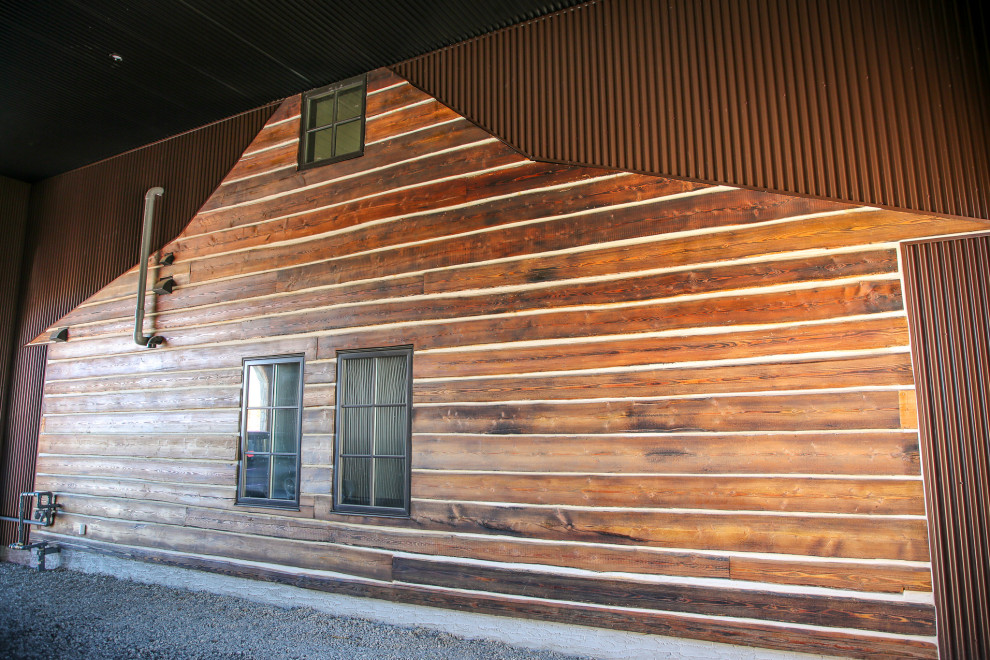 Home design - rustic home design idea in Calgary