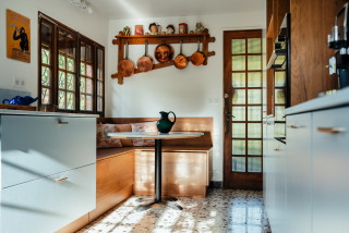 カントリー風のおしゃれなキッチン (青いキッチンカウンター) の画像