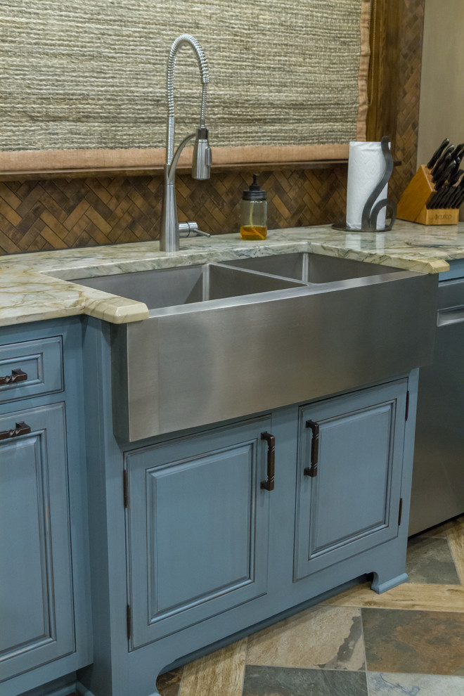 Mountain style kitchen photo with stainless steel appliances and an island