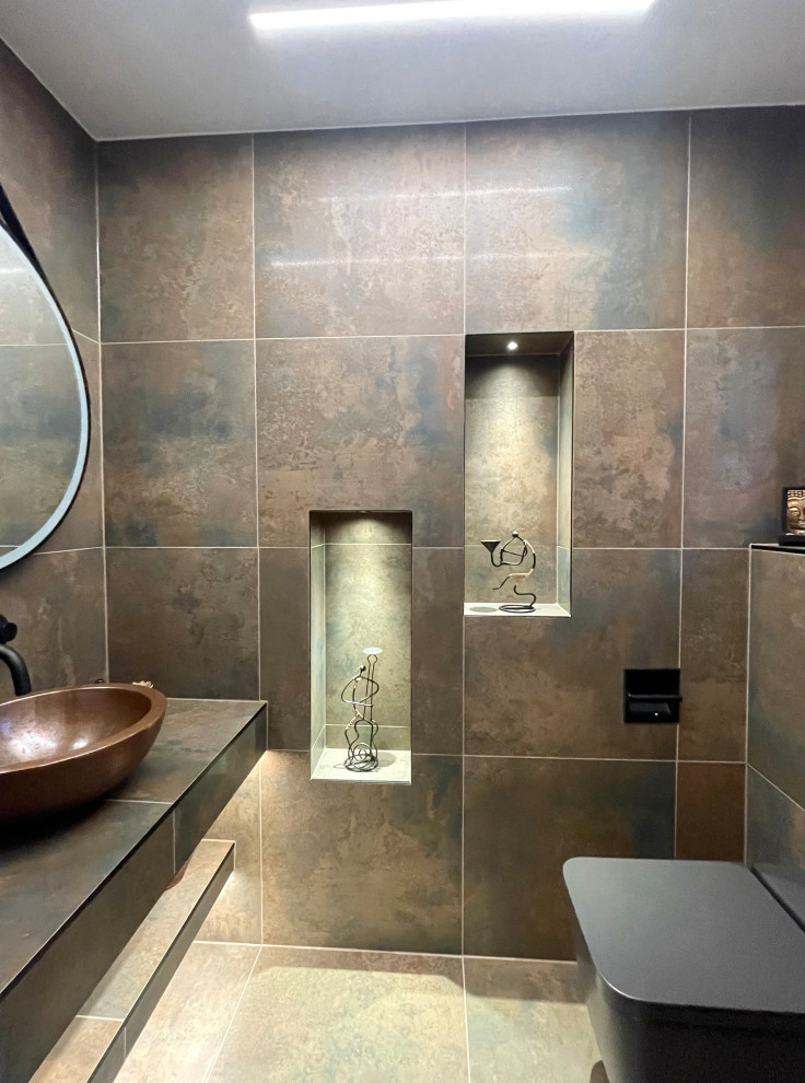 Idée de décoration pour un WC suspendu design de taille moyenne avec un plan de toilette en carrelage et meuble-lavabo suspendu.
