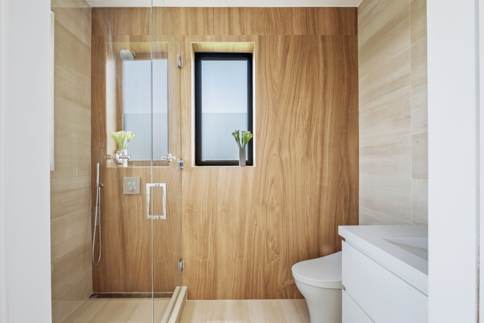 Источник вдохновения для домашнего уюта: ванная комната среднего размера в современном стиле с плоскими фасадами, белыми фасадами, душем в нише, унитазом-моноблоком, бежевой плиткой, керамогранитной плиткой, бежевыми стенами, полом из керамогранита, душевой кабиной, монолитной раковиной, столешницей из искусственного кварца, бежевым полом, душем с распашными дверями, белой столешницей, тумбой под одну раковину, подвесной тумбой и деревянными стенами