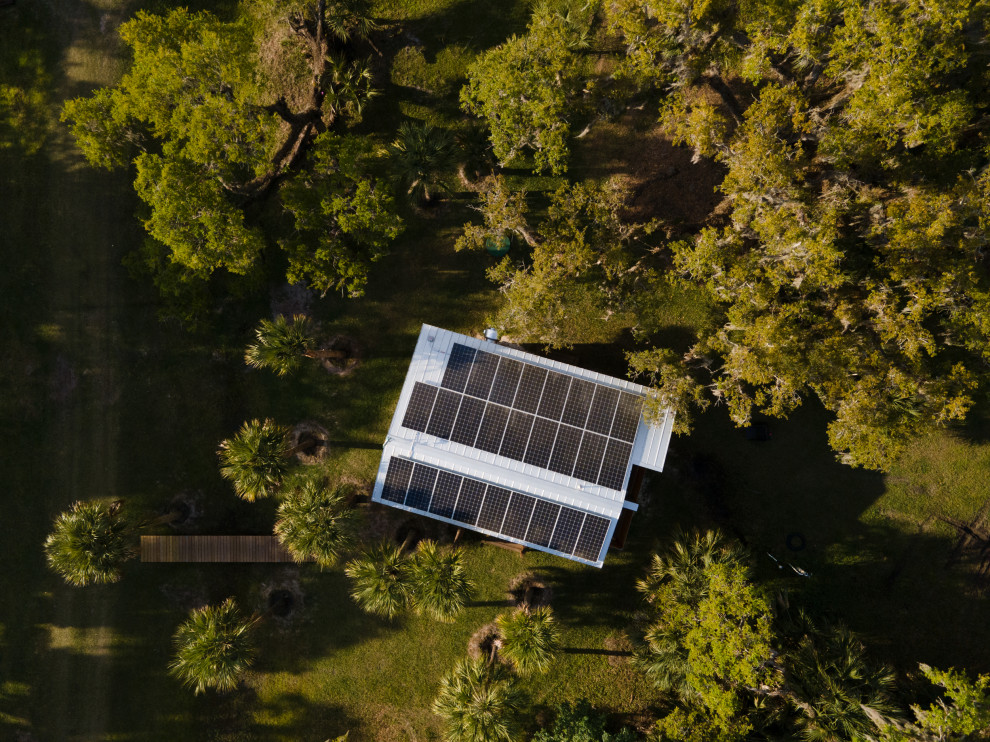 Geräumiger Country Dachgarten im Frühling mit Sichtschutz, direkter Sonneneinstrahlung und Dielen in Tampa