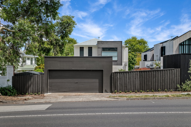Garage Conversion moderne-hus-og-facade