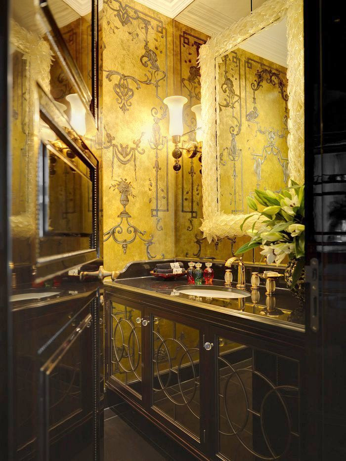 На фото: главная ванная комната среднего размера в классическом стиле с стеклянными фасадами, коричневыми фасадами, желтыми стенами, накладной раковиной, столешницей из меди, серым полом, желтой столешницей, акцентной стеной, тумбой под одну раковину, встроенной тумбой, кессонным потолком и обоями на стенах с
