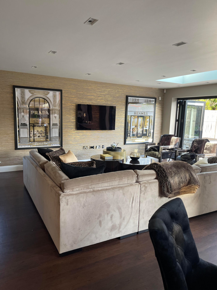 Esempio di un grande soggiorno moderno aperto con pareti marroni, parquet scuro e pavimento marrone