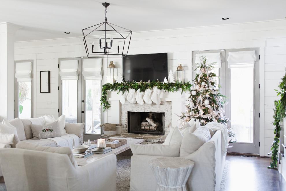 Inspiration for a shabby-chic style home design remodel in Atlanta