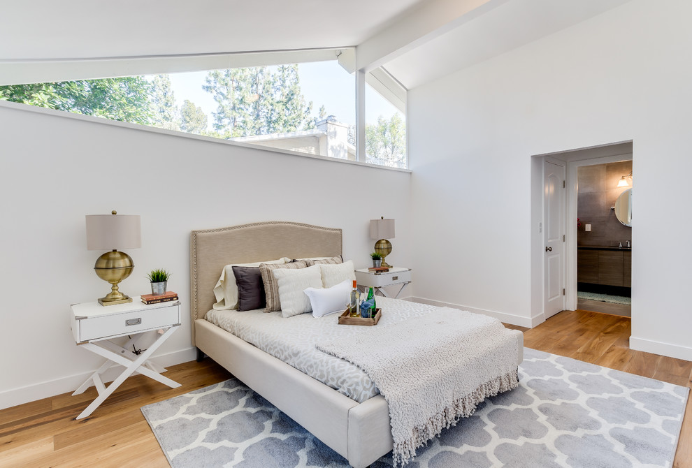 Design ideas for a mid-sized transitional master bedroom in Los Angeles with white walls and medium hardwood floors.