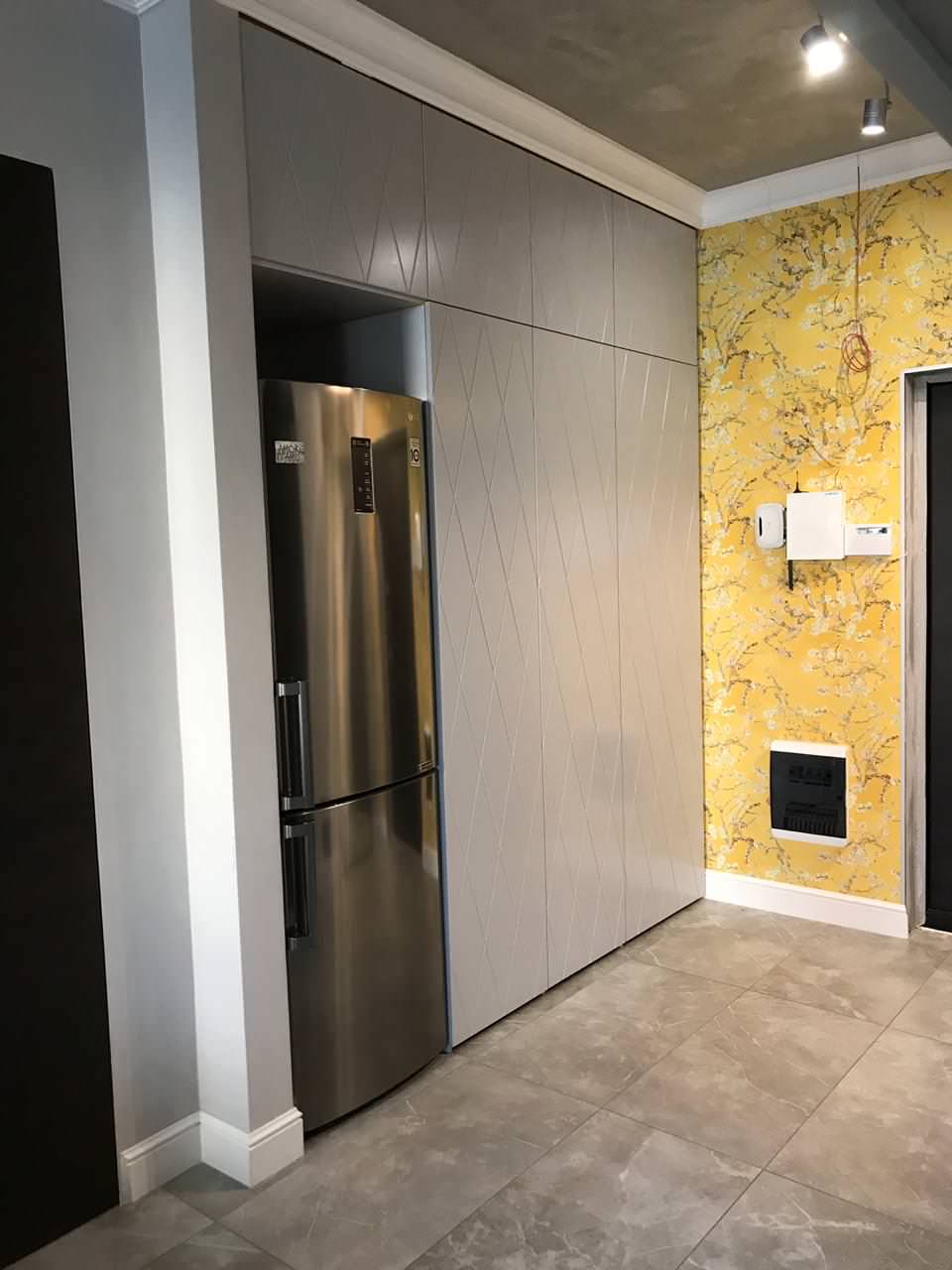 Встроенная прихожая ,гравировка ромб на фасадах