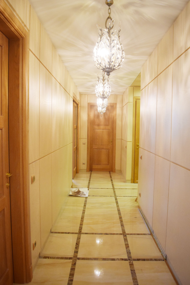Immagine di un ingresso o corridoio eclettico di medie dimensioni con pareti beige, pavimento in gres porcellanato, pavimento beige, soffitto ribassato e boiserie