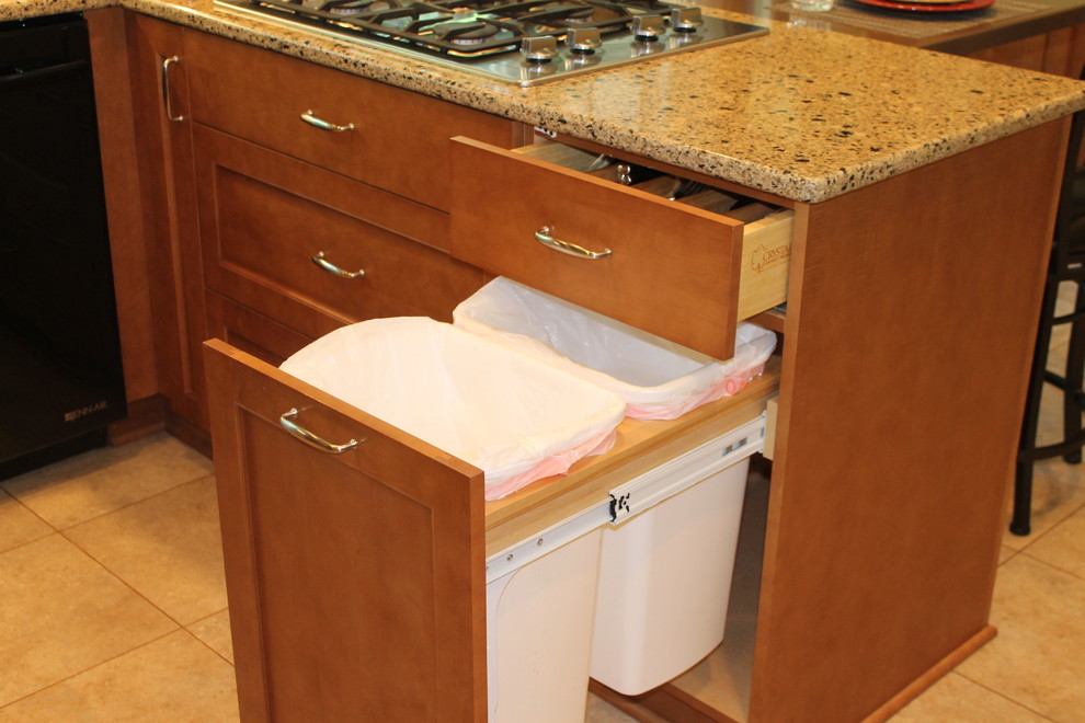 Example of a mid-sized transitional u-shaped eat-in kitchen design with shaker cabinets, medium tone wood cabinets, quartzite countertops and a peninsula