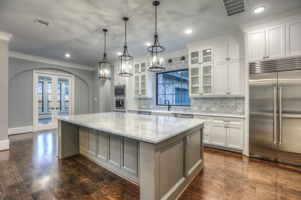 Kitchen - transitional kitchen idea in Houston