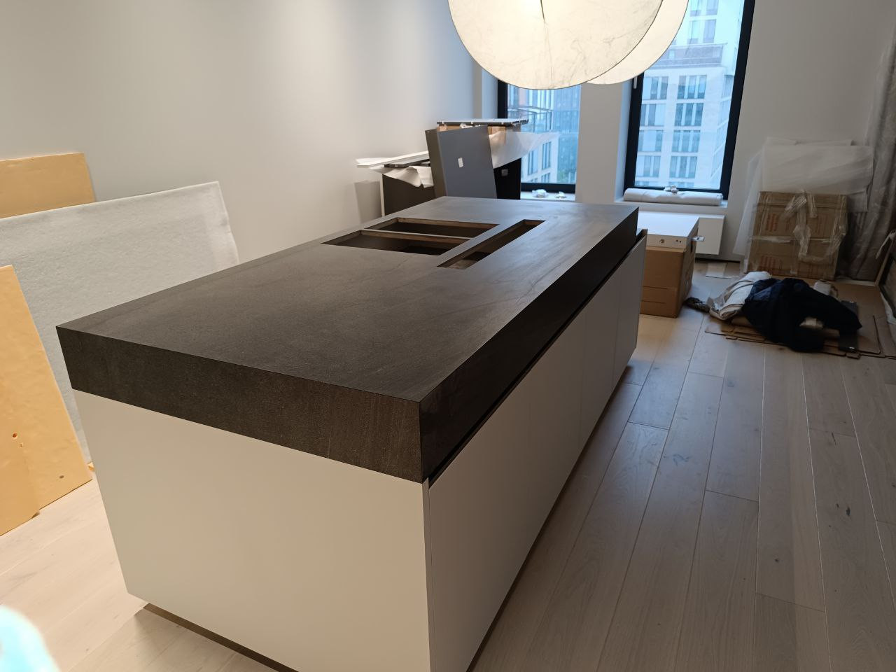 Кухонный остров с вырезами под варочную панель и вытяжку